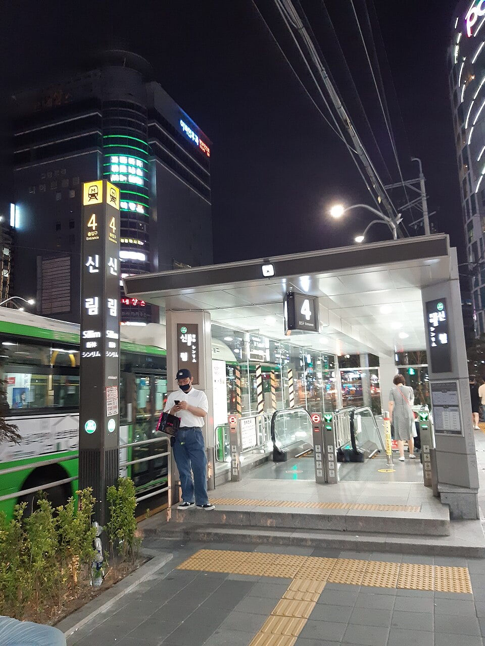 이태원도 종로도 아닌, 신림의 밤: 서울 세 번째 게이 상권 완전 가이드