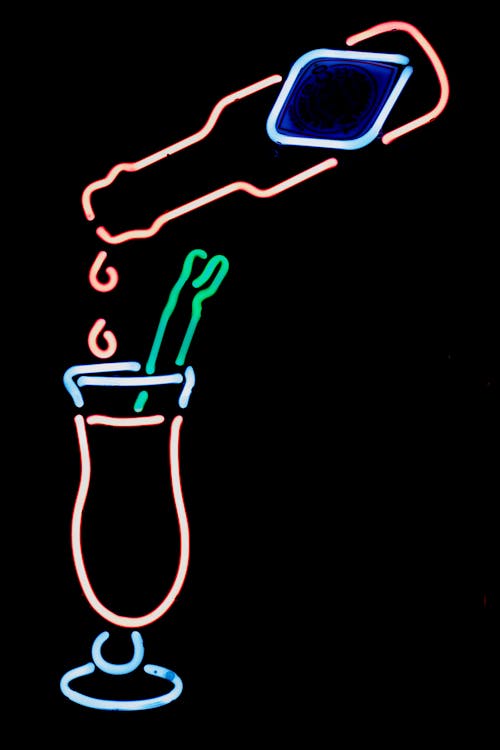 바 카운터와 칵테일 글라스