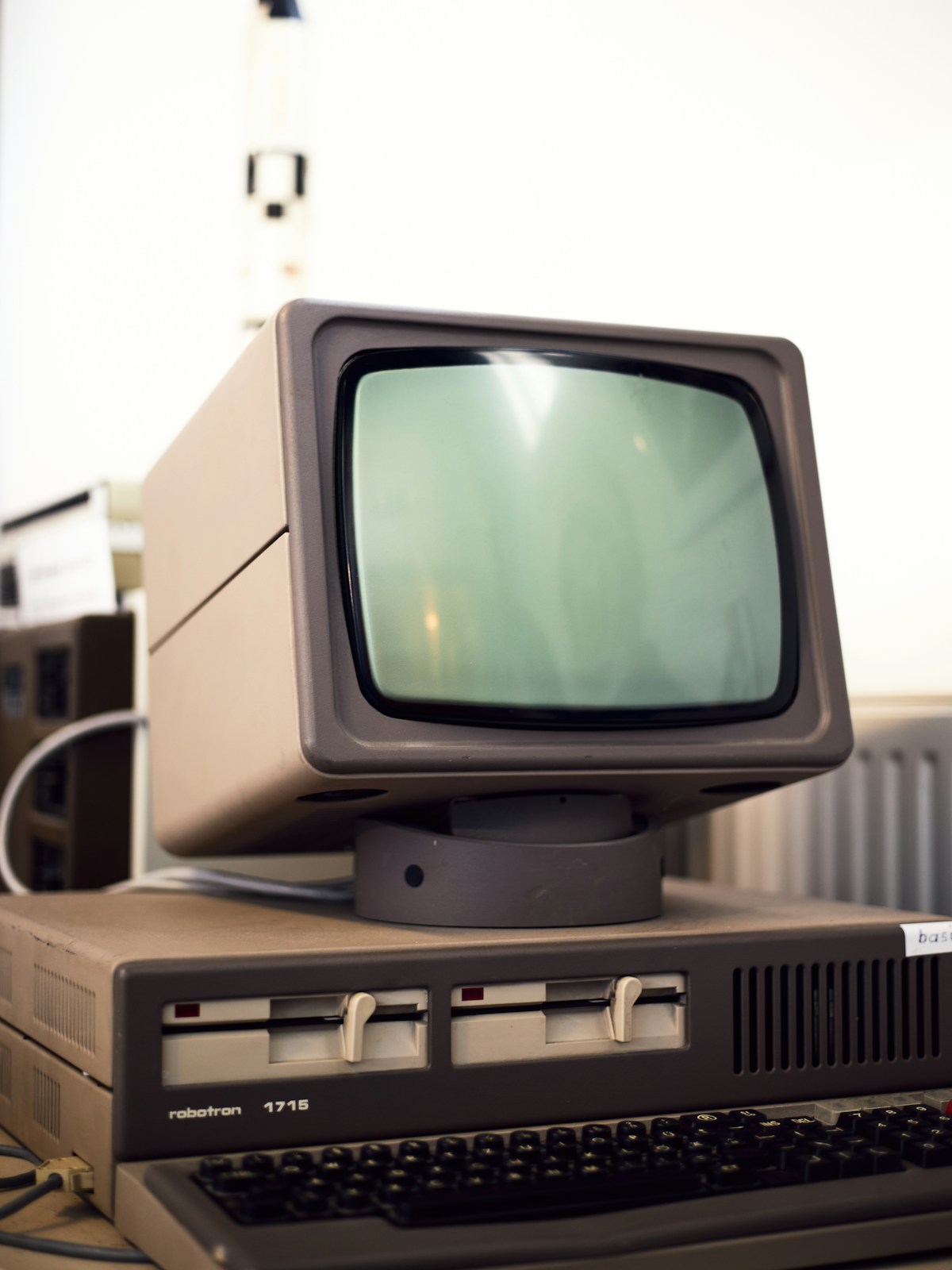 빈티지 컴퓨터 모니터와 초기 인터넷 화면 느낌의 이미지