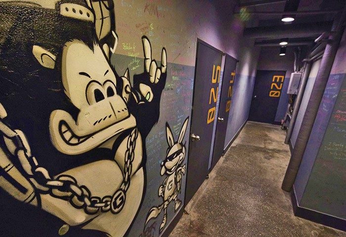 게스트하우스 복도 벽면 그래피티