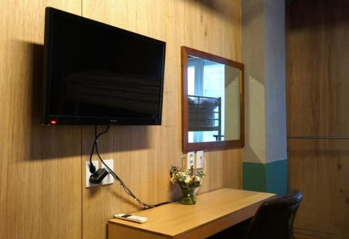 개인실 내부 TV와 데스크