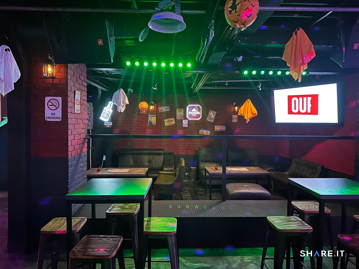 퀸덤 홍대 내부 좌석과 무대