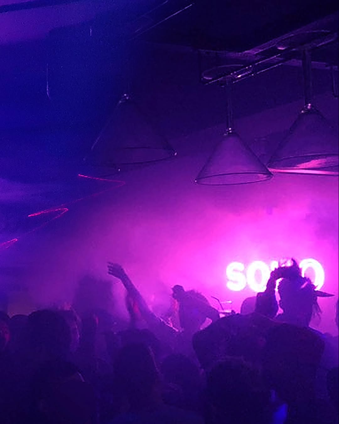 새벽 시간 댄스플로어 분위기