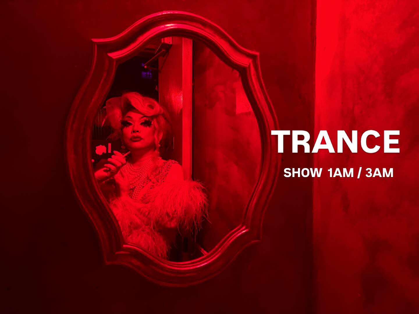 붉은 조명 속 드래그 공연자