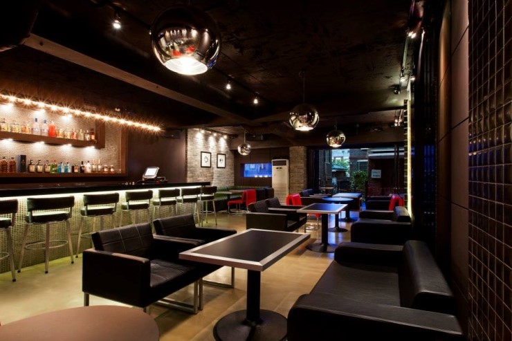 넓은 내부 좌석과 바 카운터