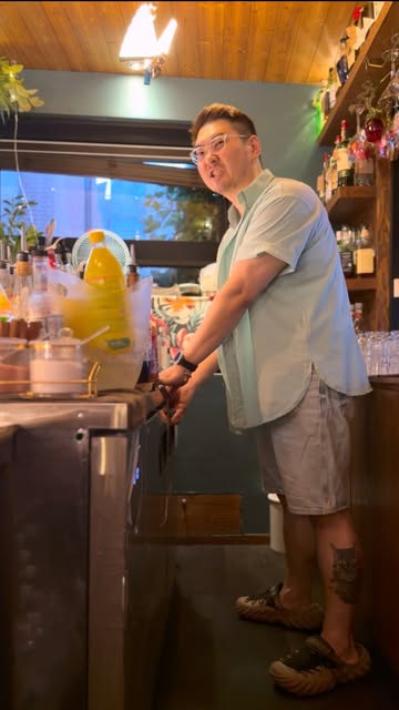 바 카운터 안쪽의 바텐더