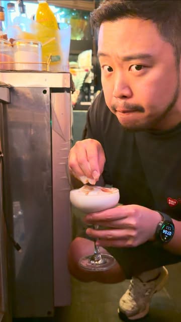 칵테일을 든 바텐더