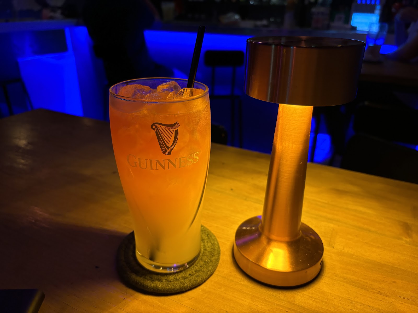 맥주잔과 탁상 조명