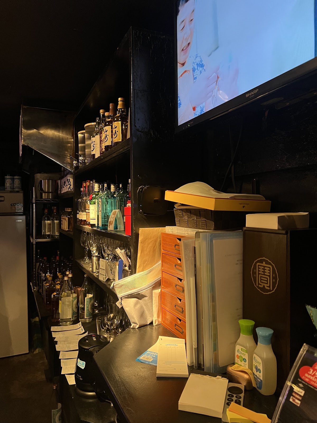 술병 선반과 바 카운터