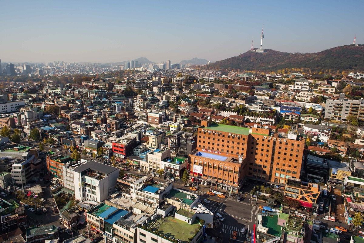 남산을 등지고 해밀턴호텔과 이태원역 사거리 일대를 내려다본 항공 사진